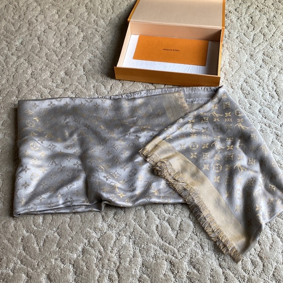 Louie Vuitton wool/silk monogram shawl. Silver and gold - Picture 8 of 11